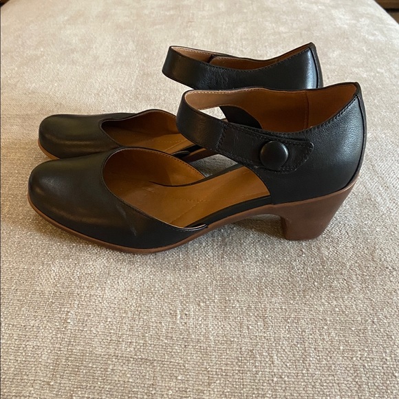 Easy Spirit Black and Brown Heels 8W - Picture 2 of 4
